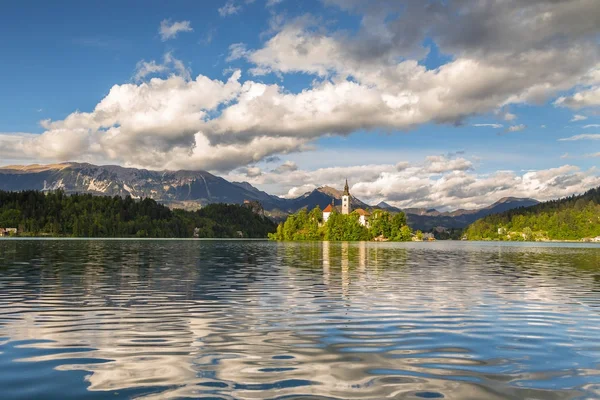 Den vackrast belägna kyrkan i Slovenien, Blejski Otok — Stockfoto