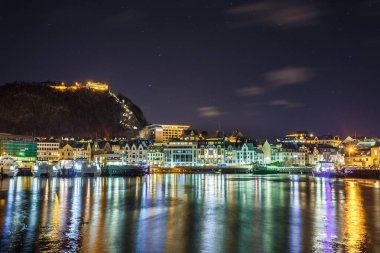 Alesund Aksla Hill'de gece görünümü.