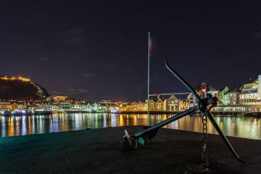 Çapa anıt Alesund limanda gece görünümü noktasında.