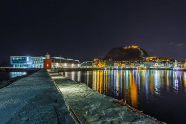 Alesund limanda gece deniz feneri