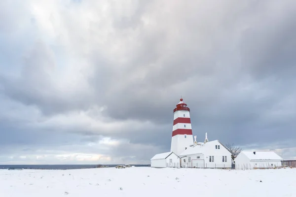 Farol de Alnes na ilha de Godoya perto de Alesund . — Fotografia de Stock