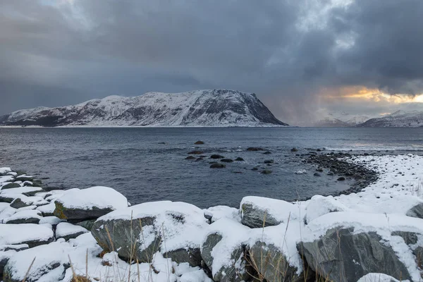 Paisagem de inverno na Ilha Godoya, Alesund. Noruega . — Fotografia de Stock