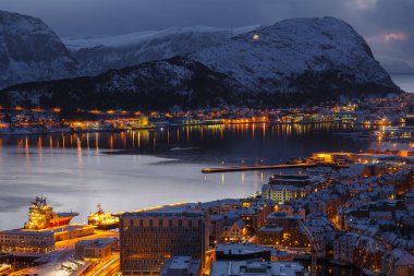 Panoramik şehir, Alesund gün batımında Aksla Hill.