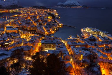 Panoramik şehir, Alesund gün batımında Aksla Hill.