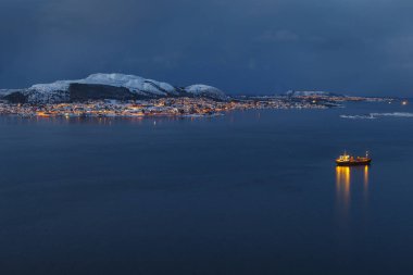 Valderoya tarafından adanın gece Aksla Tepesi'nden panoramik görünüm .