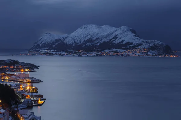 Vista panorámica de la isla de Godoya por la noche desde la colina Aksla en Alesund — Foto de Stock