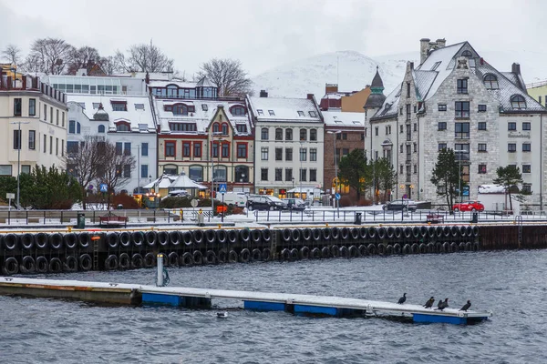 Vista da cidade portuária de Alesund. Centro da cidade . — Fotografia de Stock