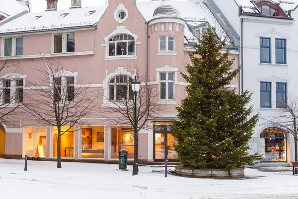 Alesund centro de la ciudad. Paisaje invernal en Noruega . — Foto de Stock