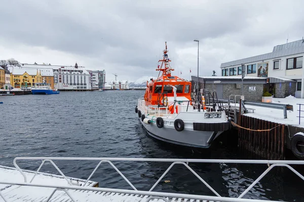 Barco no porto de Alesund. Paisagem inverno . — Fotografia de Stock