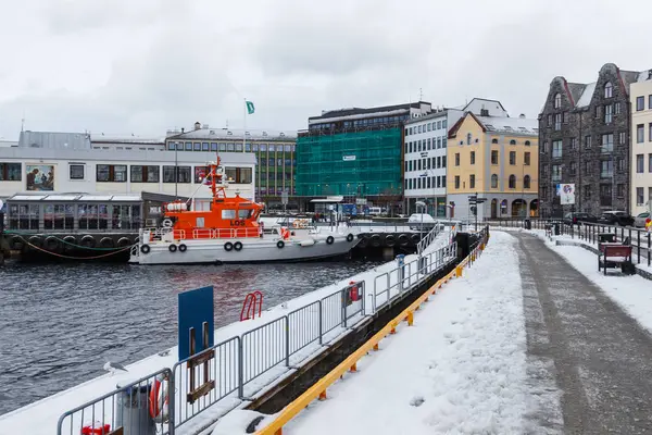 Barcos no porto de Alesund. Paisagem inverno . — Fotografia de Stock