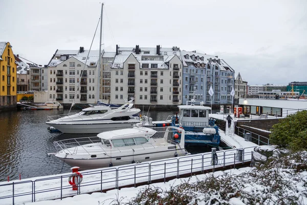 Barcos no porto de Alesund. Paisagem inverno . — Fotografia de Stock