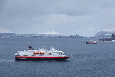 Hurtigruten gemi Ms Alesund bağlantı noktası girerek Nordkapp.