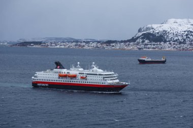 Hurtigruten gemi Ms Alesund bağlantı noktası girerek Nordkapp.