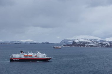 Hurtigruten gemi Ms Alesund bağlantı noktası girerek Nordkapp.
