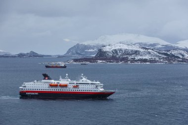 Hurtigruten gemi Ms Alesund bağlantı noktası girerek Nordkapp.