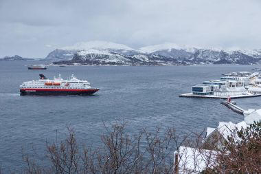 Hurtigruten gemi Ms Alesund bağlantı noktası girerek Nordkapp.