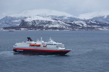 Hurtigruten gemi Ms Alesund bağlantı noktası girerek Nordkapp.