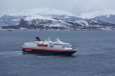 Hurtigruten gemi Ms Alesund bağlantı noktası girerek Nordkapp.
