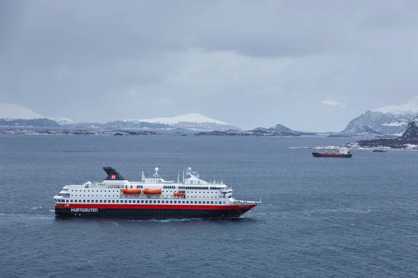 Hurtigruteskipet MS "Nordkapp" som anløper havnen i Alesund . – stockfoto