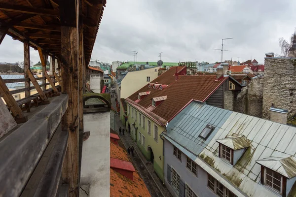 Vista de la antigua muralla defensiva en fortificaciones perfectamente conservadas cerca de la calle Rannamae . — Foto de Stock