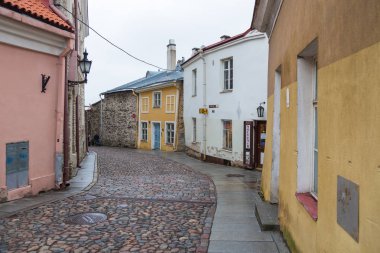 Tallinn tarihi kentin renkli evleri ile tarihi Arnavut kaldırımlı street .