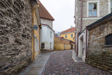 Tallinn tarihi kentin renkli evleri ile tarihi Arnavut kaldırımlı street .