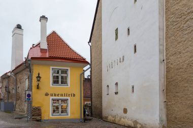 Tallinn tarihi kentin renkli evleri ile tarihi Arnavut kaldırımlı street .