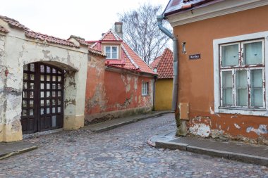 Tallinn tarihi kentin renkli evleri ile tarihi Arnavut kaldırımlı street .