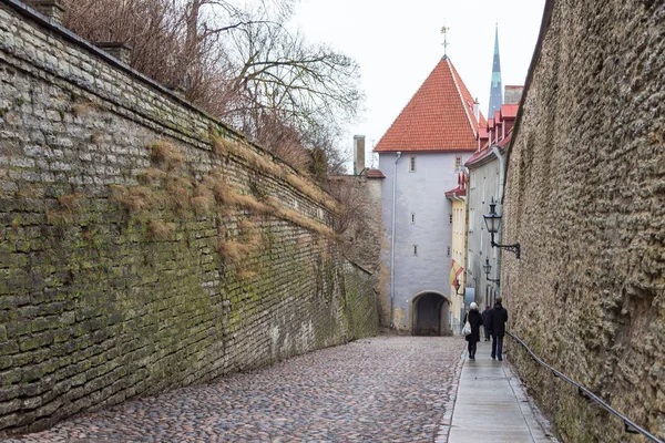 Rua estreita histórica da cidade velha em Tallinn Pikk Jalg — Fotografia de Stock