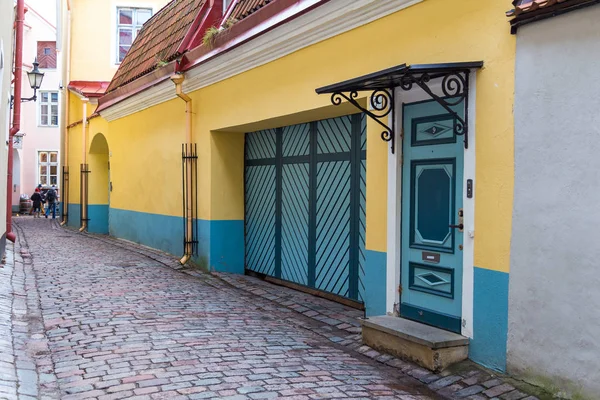 Histórica calle empedrada con coloridas casas del casco antiguo de Tallin  . — Foto de Stock
