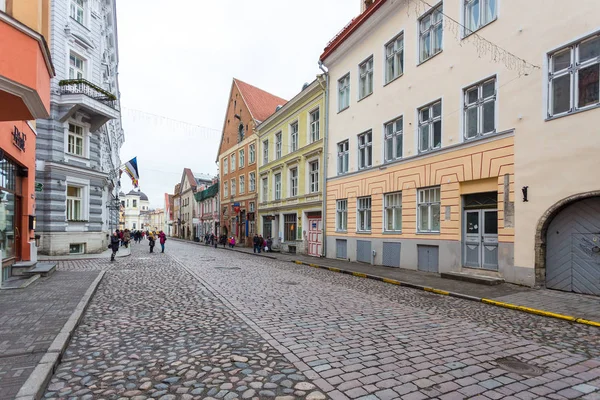 Zabytkowej brukowanej uliczce z kolorowe domy starego miasta w Tallinnie . — Zdjęcie stockowe