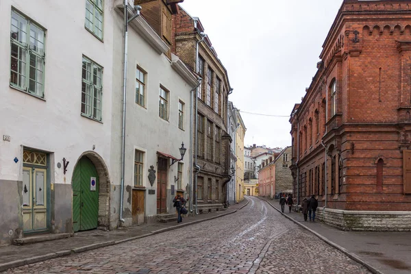 Zabytkowej brukowanej uliczce z kolorowe domy starego miasta w Tallinnie . — Zdjęcie stockowe