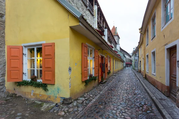 Histórica calle empedrada con coloridas casas del casco antiguo de Tallin  . — Foto de Stock