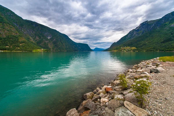 Lustrafjodren Skjolden bölgesinde su turkuaz. — Stok fotoğraf