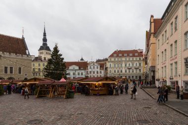 Noel pazarı Tallinn'ın Town Hall Meydanı'nda.