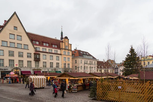Vánoční trh na náměstí před radnicí Tallinnu. — Stock fotografie