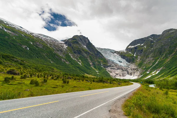 Норвежская проселочная дорога летом составляет горы . — стоковое фото