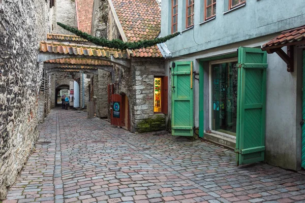 Středověké ulice St. Catherine's Passage ukrývala chodník ve starém městě. — Stock fotografie
