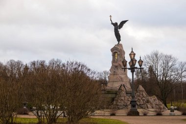 Russalka Anıtı, deniz felaket anısına heykel.