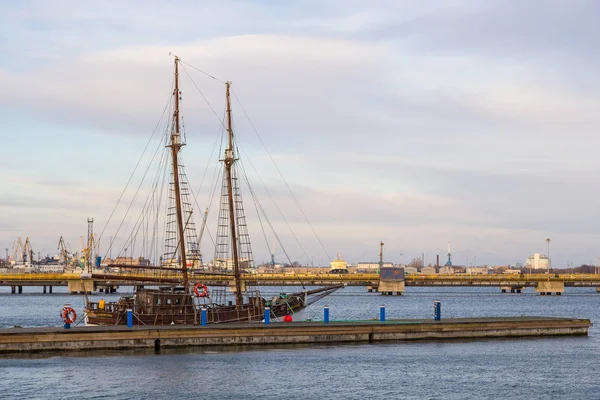 Navio no cais no Museu Marítimo Lennusadam em Tallinn . — Fotografia de Stock