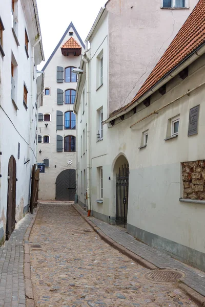 Rua histórica da cidade velha em Riga . — Fotografia de Stock