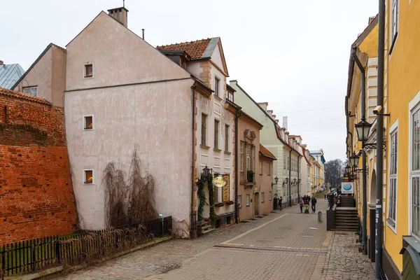 Calle histórica del casco antiguo de Riga . — Foto de Stock
