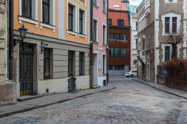 Calle histórica del casco antiguo de Riga . — Foto de Stock