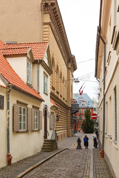 Calle histórica del casco antiguo de Riga . — Foto de Stock