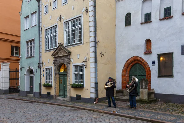 Calle histórica del casco antiguo de Riga . — Foto de Stock