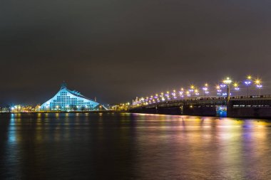 Riga'da Daugava Nehri geceleri üzerinde Milli Kütüphanesi.