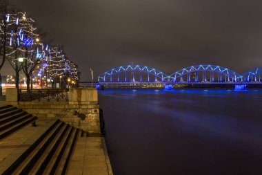 Riga'da Daugava Nehri gece ünlü tren köprüden.