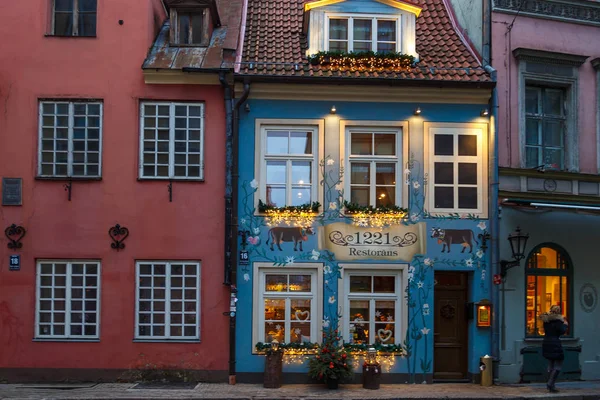 Kavárny a restaurace v historických budovách starého města Rigy. — Stock fotografie