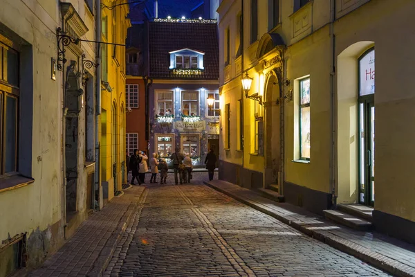 Cafés y restaurantes en los edificios históricos del casco antiguo de Riga . — Foto de Stock