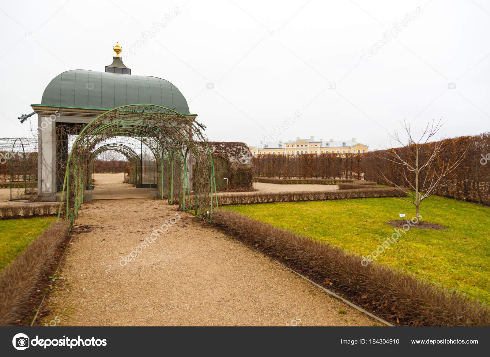 Jardín en Letonia y barroco Palacio de Rundale. — Fotos de Stock